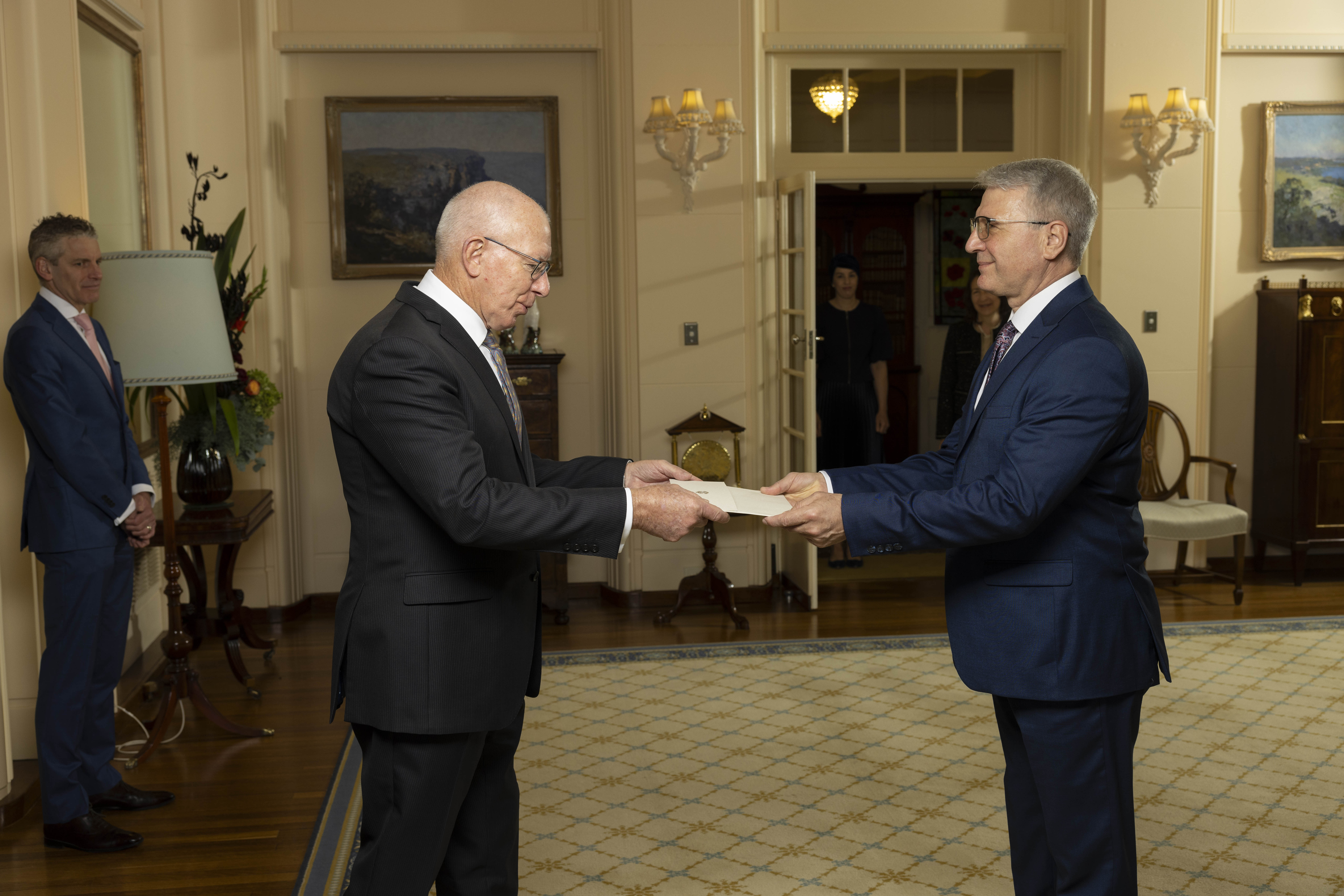 Посланик Енчо Димитров връчи акредитивните си писма на генерал-губернатора на Австралия Дейвид Хърли